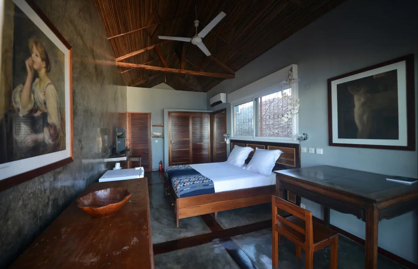 Studio bedroom with AC, vents, TV, fridge ...
