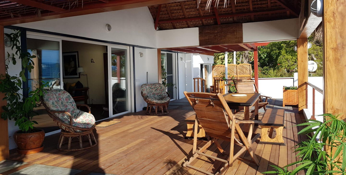 Large terrasse with magnificient view on the sunset.